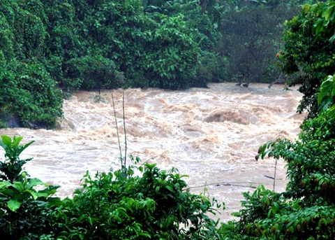 Mưa lũ đã tràn về gây lo ngại về nguy cơ mất an toàn cho đập Sông Tranh 2 vừa mới khắc phục sự cố thấm nước. Ảnh: Trí Tín.