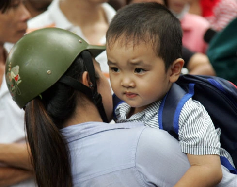 Các học sinh được phụ huynh đón về. Ảnh: An Nhơn