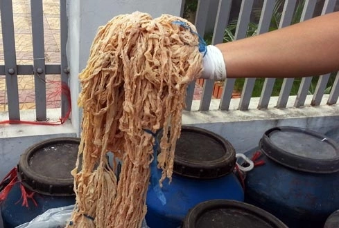 Mỗi khi nguồn hàng đưa ra bốc mùi khó chịu. Ảnh: Thái Thịnh.