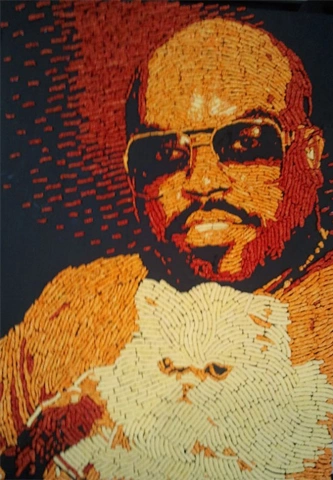 Bức chân dung nghệ sĩ rap Ceelo Green ôm mèo. Bức chân dung nghệ sĩ rap Ceelo Green ôm mèo.