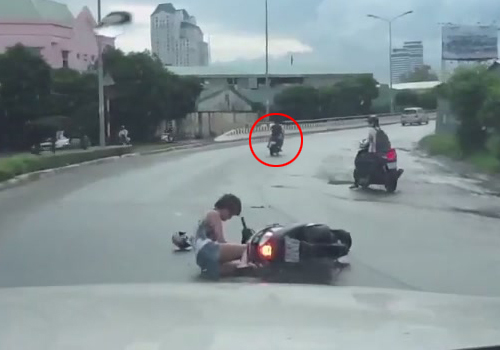 Hình ảnh cô gái ngã ngay trước mũi xe ôtô trong vụ cướp dưới chân cầu Sài Gòn. Ảnh chụp từ clip