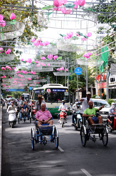 Đường phố Sài Gòn năm nay trang trí nhiều hơn, mỗi con đường đều có một phong cách riêng, tập trung vào các biểu tượng hoa và các chi tiết khác. Tại đường Nam Kỳ Khởi Nghĩa, trước Dinh Độc Lập, hình ảnh hoa sen ngập tràn ngay trên lối xe đi. Đường phố Sài Gòn năm nay trang trí nhiều hơn, mỗi con đường đều có một phong cách riêng, tập trung vào các biểu tượng hoa và các chi tiết khác. Tại đường Nam Kỳ Khởi Nghĩa, trước Dinh Độc Lập, hình ảnh hoa sen ngập tràn ngay trên lối xe đi.
