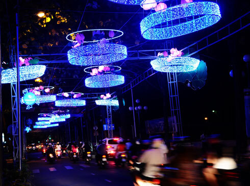 Khi đêm xuống, ánh sáng xanh từ vòng tròn và hoa sen hồng làm cho đoạn đường này khá huyền ảo. Khi đêm xuống, ánh sáng xanh từ vòng tròn và hoa sen hồng làm cho đoạn đường này khá huyền ảo.
