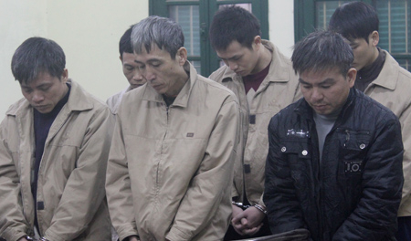 Nhóm đánh chết trộm chó trước vành móng ngựa. Ảnh: Việt Dũng.