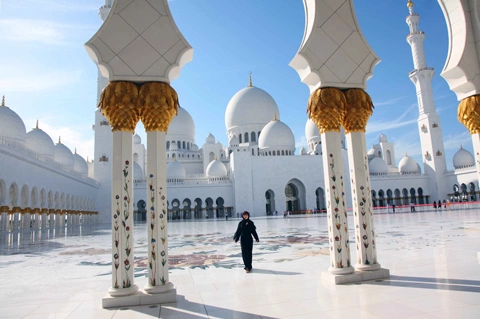 Khi vào thăm nhà thờ đạo hồi phụ nữ bắt buộc phải quàng khăn và không được mặc hở( ở đây có dịch vụ cho mượn miễn phí áo choàng đen Khi vào thăm nhà thờ đạo hồi phụ nữ bắt buộc phải quàng khăn và không được mặc hở( ở đây có dịch vụ cho mượn miễn phí áo choàng đen