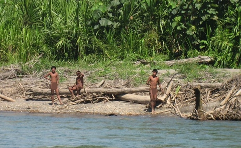 Họ sinh sống dọc theo một dòng sông ở phía đông nam Peru. Chính phủ Peru đã cấm người dân vào khu vực sinh sống của bộ lạc để bảo vệ họ.