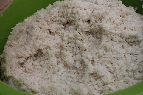 Nếp dẻo được nấu với nước dão của dừa cho có độ béo thơm.