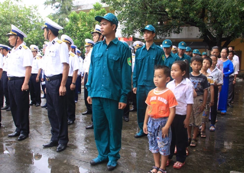 Những em nhỏ lớn lên ở Trường Sa trau dồi tình yêu Tổ quốc qua lễ chào cờ. Ảnh: Nguyễn Đông