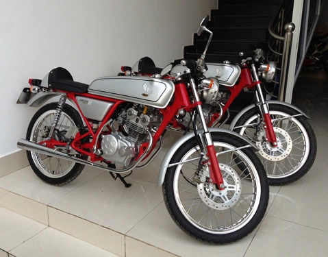 Cặp đôi Honda Dream 50 ở Long Xuyên.