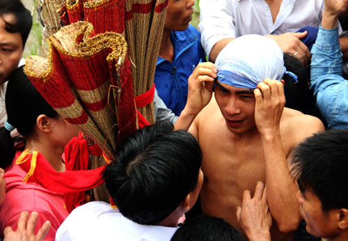 Sau khi làm lễ những Bụt sống sẽ được người dân đưa đi tắm ở giếng làng Sau khi làm lễ những Bụt sống sẽ được người dân đưa đi tắm ở giếng làng