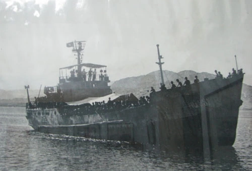 Tàu HQ 931 đưa các thương binh và chiến sĩ trong trận Gạc Ma về đất liền. Ảnh tư liệu