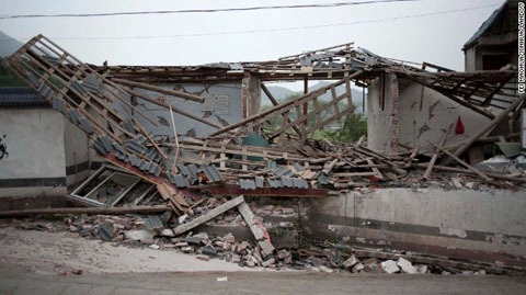 Những căn nhà hoàn toàn trở thành đống đổ nát. Ảnh: Xinhua. Những căn nhà hoàn toàn trở thành đống đổ nát. Ảnh: Xinhua.