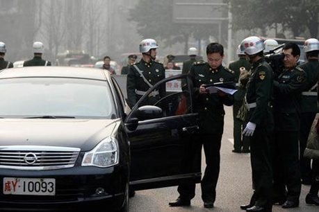 Quân cảnh Trung Quốc lập biên bản xử lý một xe quân sự phạm luật giao thông. Ảnh: china.org.cn.