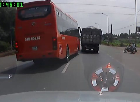 Xe khách suýt đấu đầu với xe tải đi ngược chiều vì vượt ẩu. Ảnh: Phạm Quốc Nam