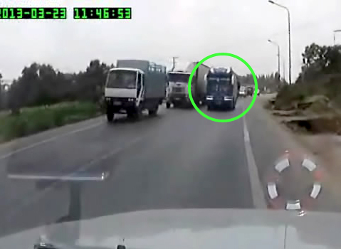 Xe khách vượt trái nguy hiểm ngay khúc cua