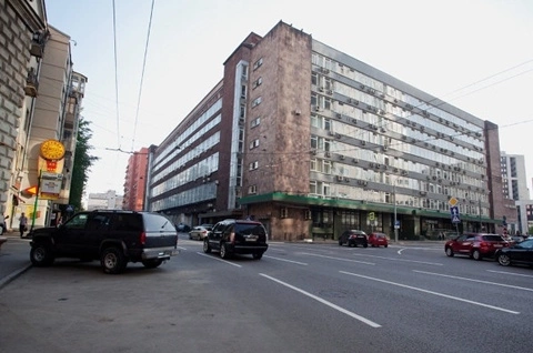The first stage was built along the street by 1933, but the second stage was never undertaken. The design was revised because Soviet architecture had begun leaning toward the classical school. Photo: The part of the House of Books project that was built. The first stage was built along the street by 1933, but the second stage was never undertaken. The design was revised because Soviet architecture had begun leaning toward the classical school. Photo: The part of the House of Books project that was built.
