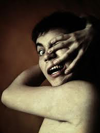 Trong trường hợp nguy hiểm, bàn tay lạ có thể tấn công chủ nhân.