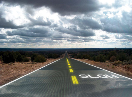 Mặt đường Solar Roadways được gắn các tấm LED có thể hiển thị các làn đường và chỉ dẫn lưu thông vốn trước đây thường được vẽ bằng sơn