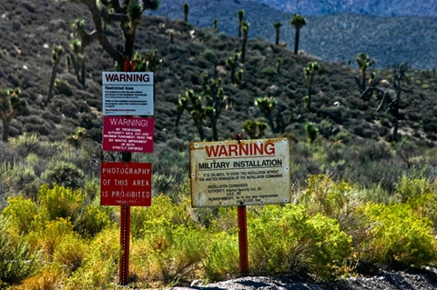 Khu vực 51 (Area 51) là một căn cứ quân sự của Mỹ, nằm cách Las Vegas, Nevada 130 km về phía tây bắc. Sở dĩ, nơi đây được liệt vào hàng bí ẩn nhất thế giới bởi những đồn đoán cho rằng, Khu vực 51 là nơi một phi thuyền của người ngoài hành tinh gặp nạn tại Roswell vào năm 1947. Khu vực 51 (Area 51) là một căn cứ quân sự của Mỹ, nằm cách Las Vegas, Nevada 130 km về phía tây bắc. Sở dĩ, nơi đây được liệt vào hàng bí ẩn nhất thế giới bởi những đồn đoán cho rằng, Khu vực 51 là nơi một phi thuyền của người ngoài hành tinh gặp nạn tại Roswell vào năm 1947.