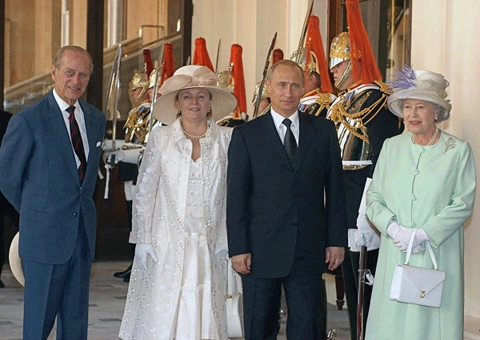 Ông Putin và bà Lyudmila gặp Nữ hoàng Elizabeth II và công tước Edinburgh tại London tháng 6/ 2003. Ảnh: RIA Novosti Ông Putin và bà Lyudmila gặp Nữ hoàng Elizabeth II và công tước Edinburgh tại London tháng 6/ 2003. Ảnh: RIA Novosti