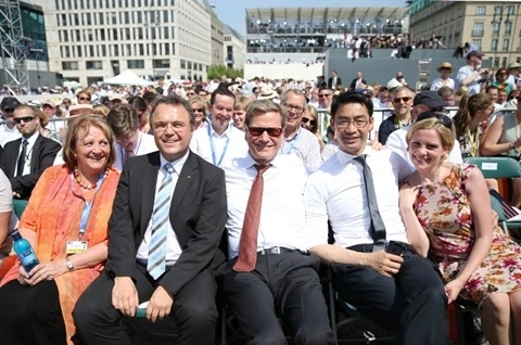 Các bộ trưởng Tư pháp, Nội vụ, Ngoại giao, Kinh tế và Phó thủ tướng kiêm Bộ trưởng kinh tế Đức Philip Rosler cùng vợ tham dự sự kiện. Các bộ trưởng Tư pháp, Nội vụ, Ngoại giao, Kinh tế và Phó thủ tướng kiêm Bộ trưởng kinh tế Đức Philip Rosler cùng vợ tham dự sự kiện.