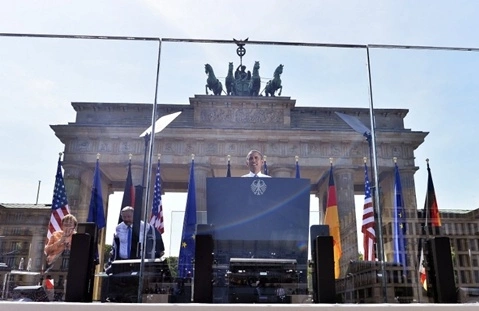 Dưới cái nắng nóng của mùa hè Berlin, ông Obama đã phải cởi áo khoác khi phát biểu. Dưới cái nắng nóng của mùa hè Berlin, ông Obama đã phải cởi áo khoác khi phát biểu.