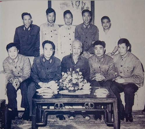 Tháng 4-1966, Chủ tịch Hồ Chí Minh, Đại tướng Tổng tư lệnh Võ Nguyên Giáp tiếp các chiến sĩ lái máy bay chiến đấu đã bắn rơi nhiều máy bay Mỹ