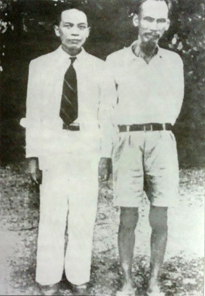 Bác Hồ và Tướng Võ Nguyên Giáp tại vườn Bắc Bộ phủ cuối tháng 8/1945.