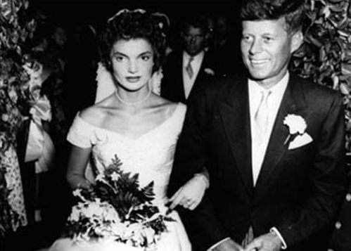 ngày 12 tháng 9 năm 1953 tại Newport, tiểu bang Rhode Island, Jacqueline kết hôn với Thượng Nghị sĩ John F. Kennedy, một trong những ngôi sao đang tỏa sáng của Đảng Dân chủ. Họ có bốn người con: Arabella (thai chết lưu, 1956), Caroline Bouvier Kennedy (1957-), John F. Kennedy, Jr. (1960-1999) và Patrick Bouvier Kennedy (ra đời và chết trong tháng Tám 1963). Đây là cuộc hôn nhân có nhiều sóng gió, vì Kennedy là một người đàn ông đào hoa lại có vấn đề về sức khỏe, nhưng rõ ràng Jacqueline tỏ ra không quan tâm đến các quan hệ tình cảm của chồng.