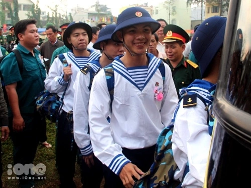 Sau phút chia tay lưu luyến, các bạn trẻ hăng hái lên đường gia nhập quân đội.