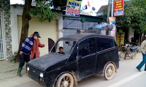 Cha nghèo chế ôtô chở con đi học và nỗi 'thèm' xe hơi của người Việt