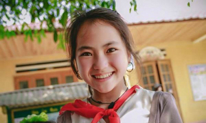 Bé gái người Mông xinh xắn gây cơn sốt mạng