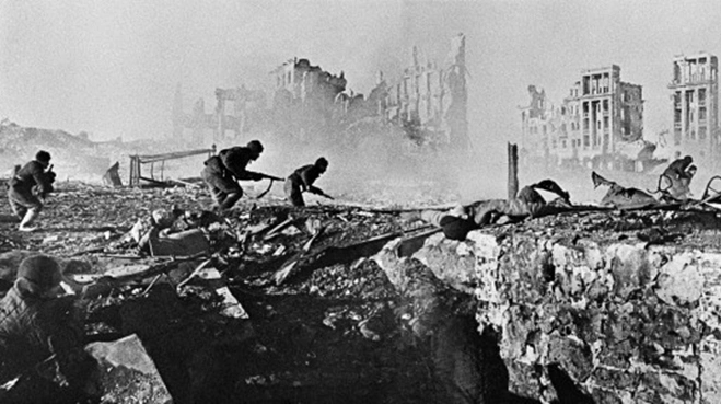 RIAN-archive-44732-Soviet-soldiers-attack-house-1-1430956373.jpg