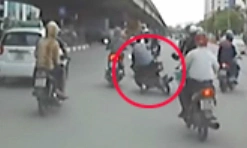 Thanh niên ngã trước ôtô khi CSGT ra chặn người vi phạm