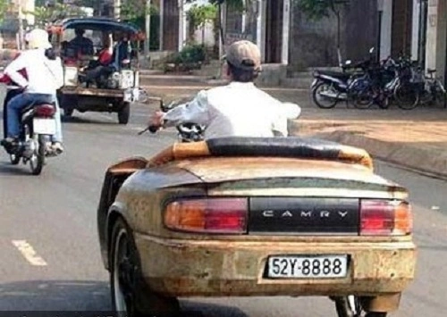 Lái hẳn Camry ba bánh ra đường.
