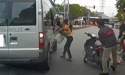 Mẹ bế con qua đường bị xe máy đâm ngã trước đầu ôtô