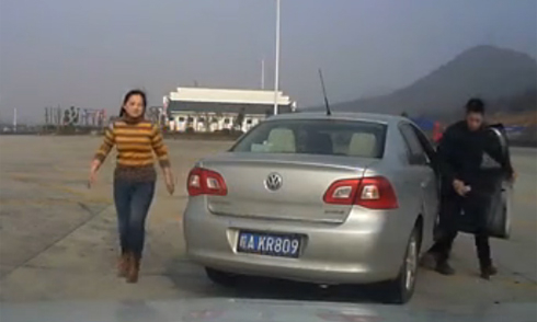 xe-tai-cho-than-do-de-len-thanh-nien-di-xe-may-3