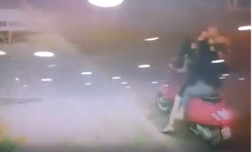 hai-co-gai-di-xe-vespa-an-trom-hoa-trang-tri-tet-1