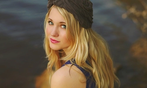thay-anh-set-top-bai-blonde-hair