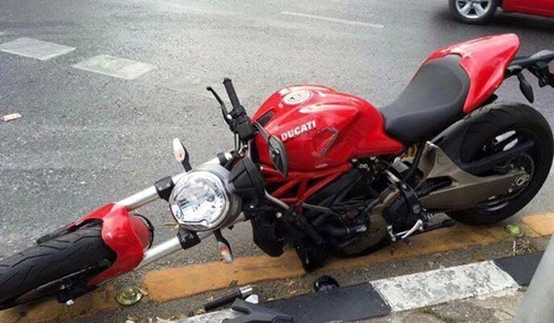 Ducati Monster 821 bị gãy chảng ba sau va chạm.