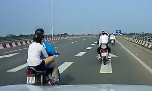 Đoàn 'dân chơi' Honda Dream chèn ép ôtô trên đường cấm