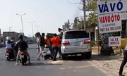 Nhóm phượt thủ ép ôtô Fortuner vào lề, đánh hội đồng tài xế
