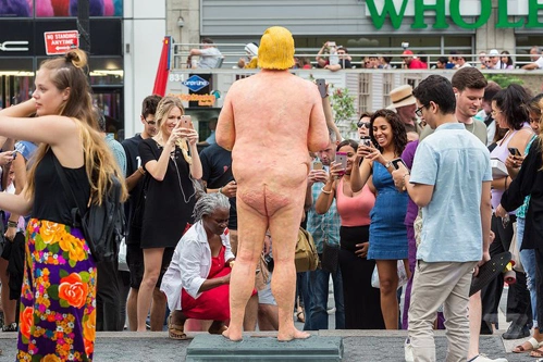 tuong-donald-trump-khoa-than-gay-nao-loan-new-york-1