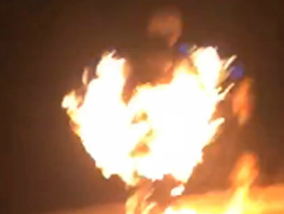 hang-tram-nguoi-tu-tap-xem-thanh-nien-do-xang-tu-thieu-vi-40000-luot-like