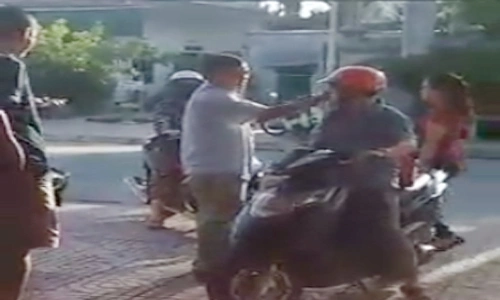 video-can-bo-ngan-khach-vao-an-vi-quan-bun-bo-khong-nop-thue