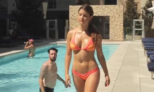 nguoi-dep-bikini-trut-gian-len-chang-trai-o-ho-boi