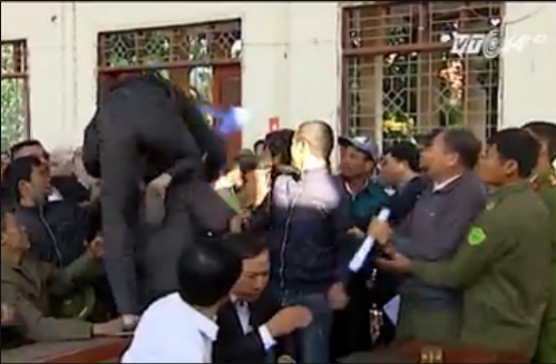 video-dan-lang-danh-nhau-chay-mau-dau-vi-cay-sua-50-ty-nong-trong-ngay