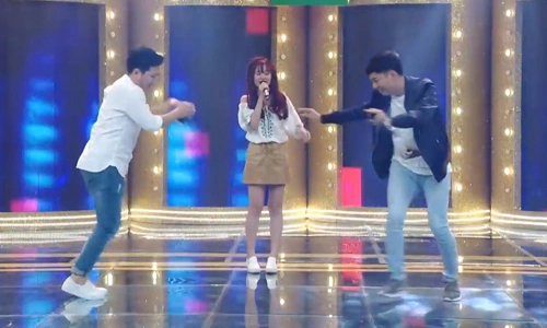 nu-sinh-can-tho-hat-rap-khien-truong-giang-ngo-ngac