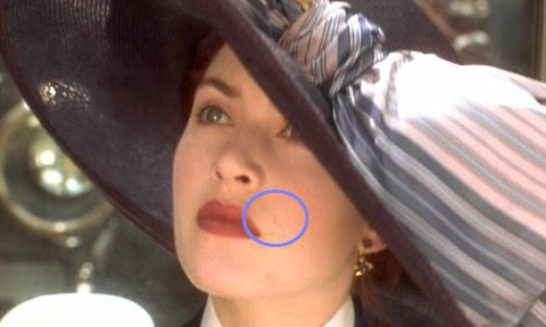 Lúc mới lên tàu, nốt ruồi của Rose nằm bên mép phải nhưng không lâu sau đó lại tự động chuyển sang mép trái.