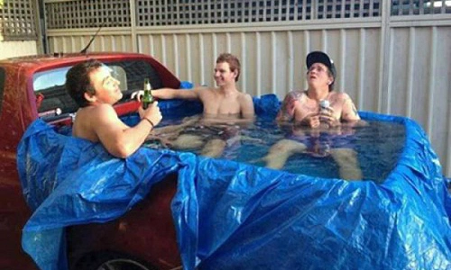 Bể bơi bốn bánh.